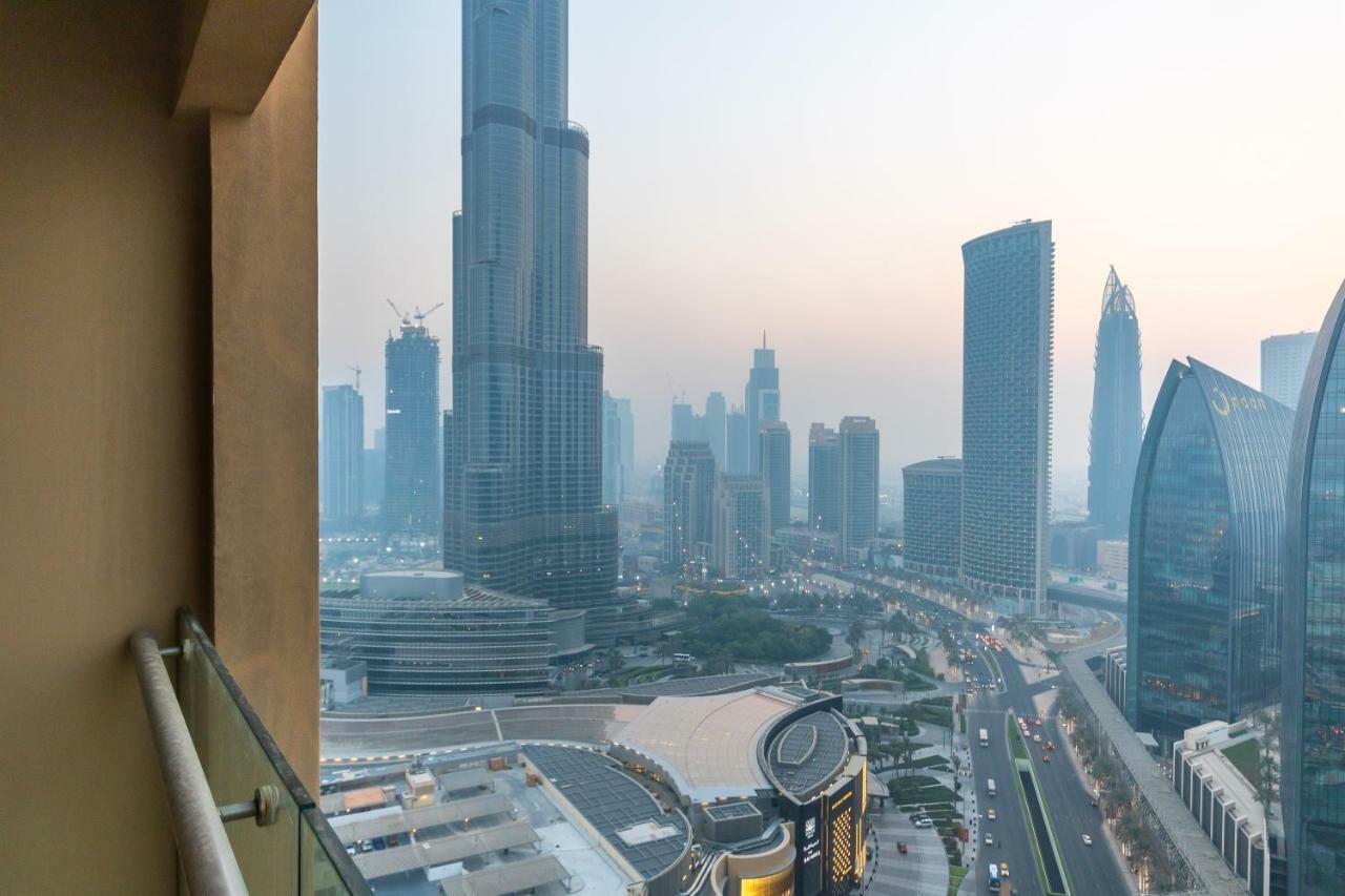 Westminster Dubai Mall Exteriör bild View of the Dubai skyline from the hotel